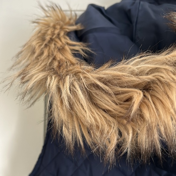 Women’s blue puffer vest, NWT, hood with faux fur, large - Picture 7 of 7